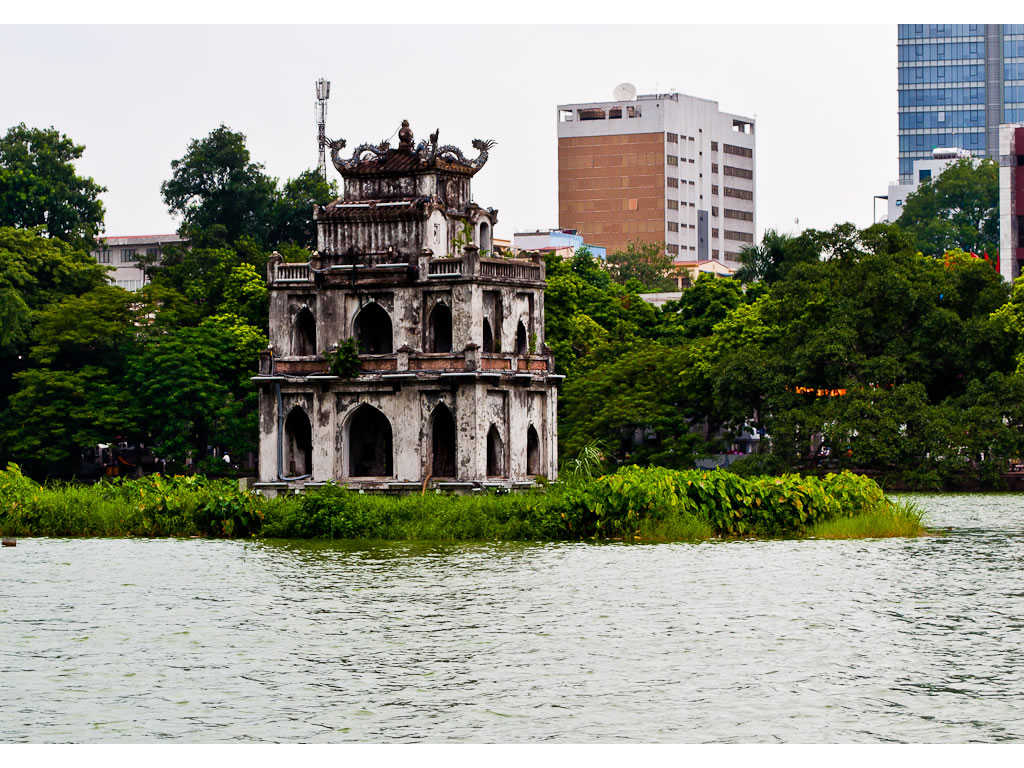 Wisata di Hanoi, Vietnam : Hoan Kiem LakeWisata di Hanoi, Vietnam : Hoan Kiem Lake